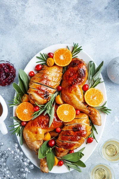 Pollo asado con mandarinas, arándanos y hierbas especiadas para C —  Fotos de Stock