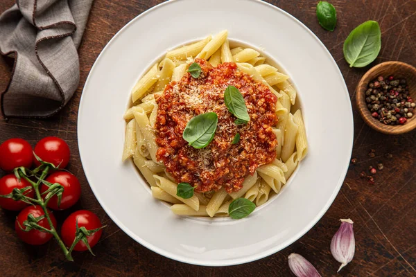 Pasta de penne con pausa boloñesa en plato blanco —  Fotos de Stock