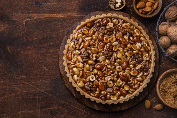 Noz e torta de caramelo — Fotografia de Stock