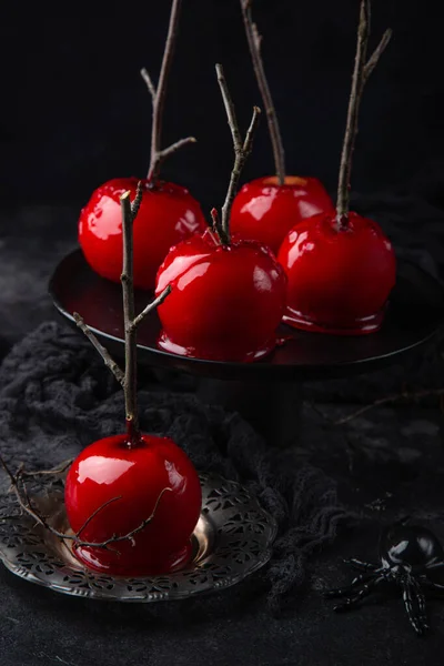 Красные карамельные яблоки на Хэллоуин — стоковое фото