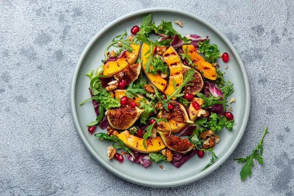 Salada de abóbora e figo grelhada em prato azul — Fotografia de Stock