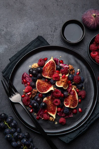 Ensalada de higo, uva, frambuesa y granada de fruta en plato negro —  Fotos de Stock