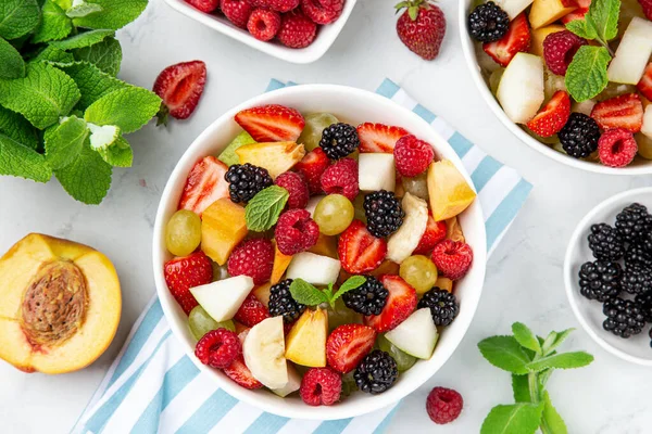 Fruit and berry salad in white bowl — ストック写真