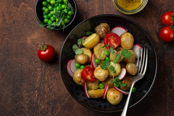 Baby potatoes salad with tomato, green peas and radish — Stock Photo, Image