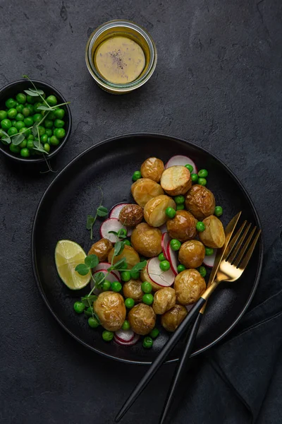 Sałatka z ziemniaków dla niemowląt z zielonym grochem i rzodkiewka — Zdjęcie stockowe