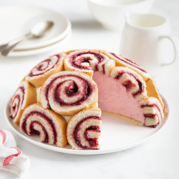 Lezzetli aspberry Charlotte Royale keki — Stok fotoğraf
