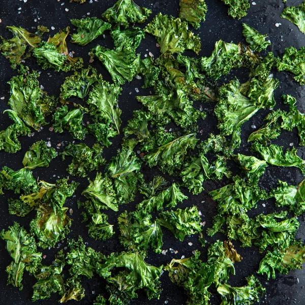 Crispy kale chips, healthy vegan food — Stock Photo, Image