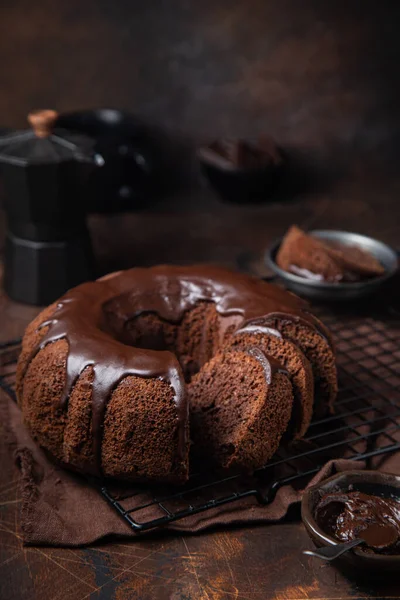 Choklad Bunt Tårta Med Choklad Glasyr Selektivt Fokus — Stockfoto