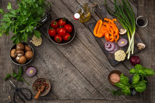Приготовление Ингредиентов Свежие Овощи Зелень Грибы Старом Деревянном Столе Вид — стоковое фото