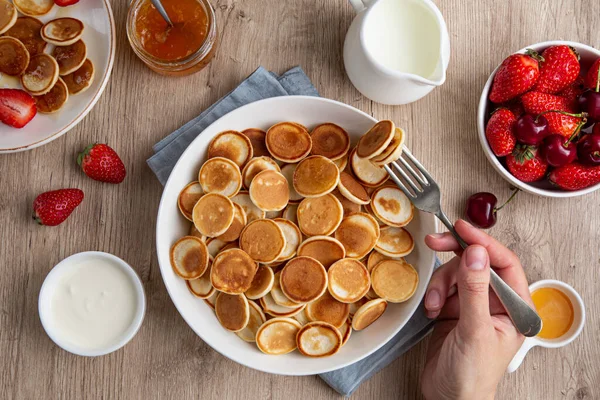 Mini Pfannkuchen Mit Frischen Beeren Zum Frühstück Handgabel Draufsicht Holzhintergrund — Stockfoto