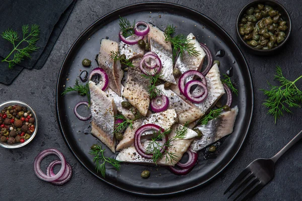 Pickled Herring Red Onion Capers Dill Black Plate Top View — Stock Photo, Image