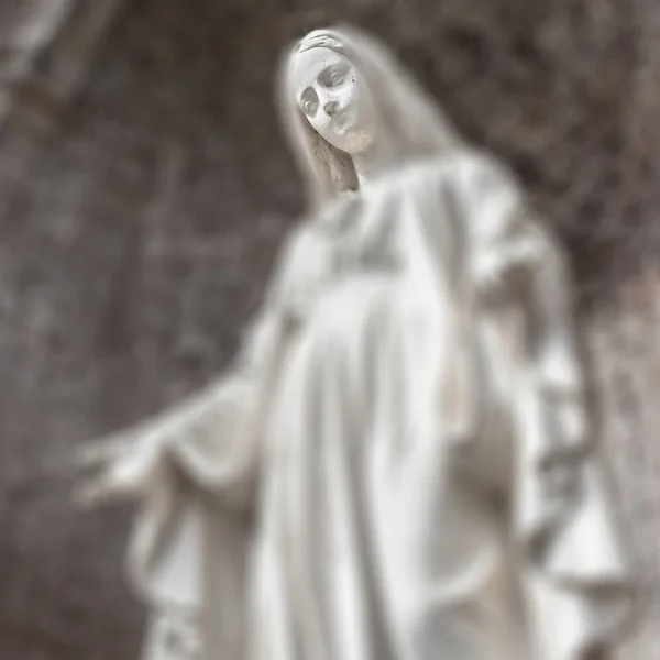 Immagine Sfocata Della Statua Della Vergine Maria Focus Selezionato Sul — Foto Stock