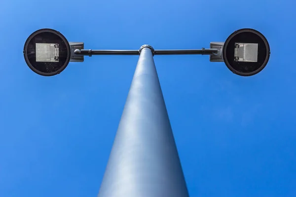 Modern Elektrikli Sokak Işık Kutup Üzerinde Mavi Gökyüzü Bulutlu Alt — Stok fotoğraf