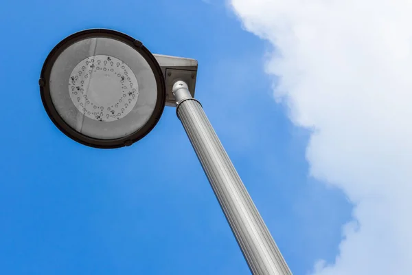 Gros Plan Lampadaire Moderne Forme Ronde Sur Ciel Bleu Avec — Photo