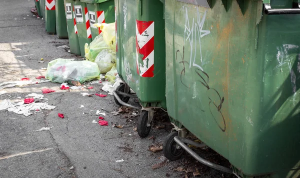 Latas Lixo Uma Fileira Pronto Para Ser Recolhido Uma Rua — Fotografia de Stock