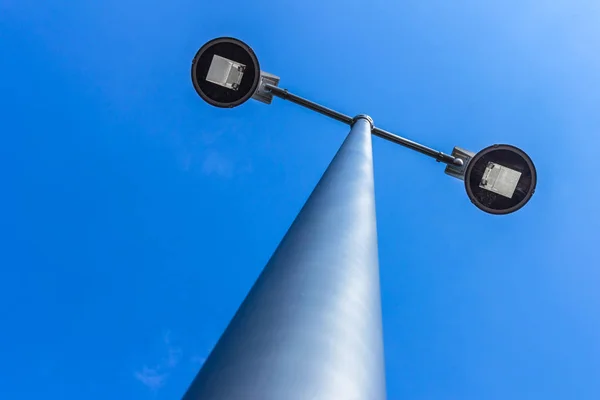 Lámpara Luz Calle Moderna Doble Sobre Fondo Cielo Azul Vista — Foto de Stock