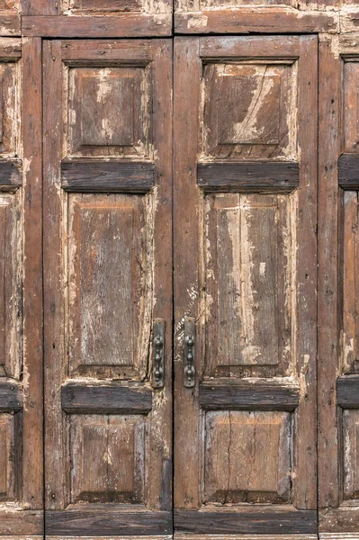 Κλειστή Ξύλινη Πόρτα Ένα Πέτρινο Τοίχο — Φωτογραφία Αρχείου