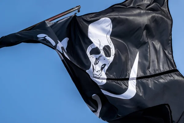 Bandera Pirata Ondeando Viento Contra Cielo Azul Cerca — Foto de Stock