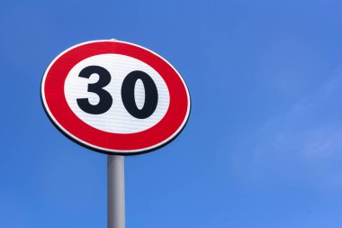 Yol işareti 30 Km hız sınırı. Rating sınırlama emri, kırmızı daire. Metin için yer.