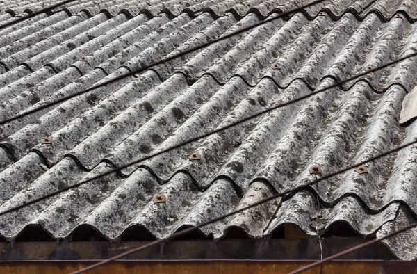 古くて危険なアスベストの屋根 建設業界で最も危険な材料の一つ — ストック写真