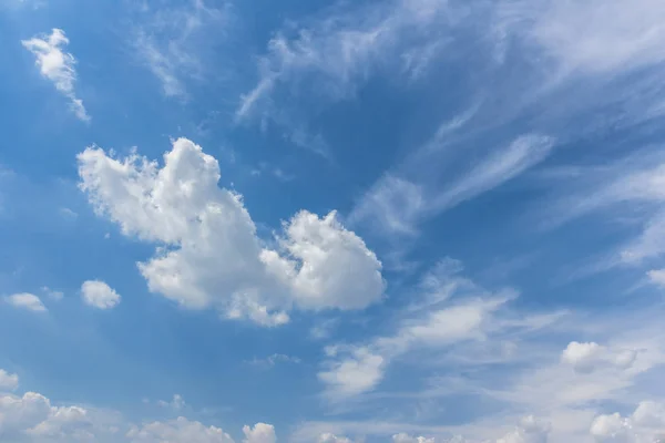 Голубое Небо Пушистыми Белыми Облаками Идеально Подходит Фона Текстур — стоковое фото