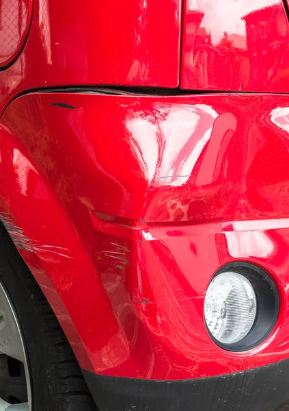 Bir arabanın arka koltuğunda kaza sonucu hasar.