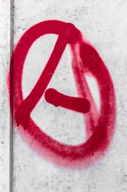 Anarşi grafiti. Anarşi sembolü duvara püskürtülür. Hiyerarşi reddi.