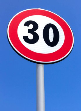 Yol işareti 30 Km hız sınırı. Rating sınırlama emri, kırmızı daire. Metin için yer.