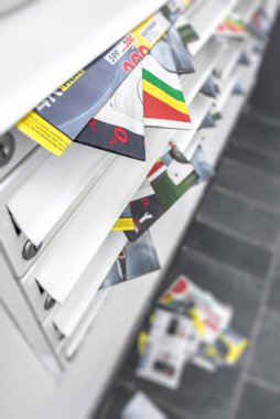 Modern metal posta kutuları, broşürler, overfull; Bazı yere düşmüş. Kavramlar için idealdir. Sığ derinlik-in tarla.