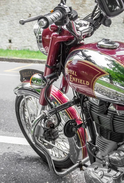 ロイヤル エンフィールドのビンテージ バイクです ベルガモ イタリア 2018 — ストック写真