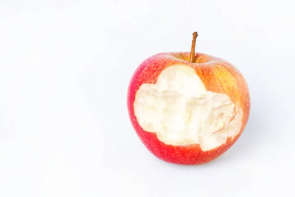 Biten Rött Äpple Frukt Saknade Bita Isolerad Vit Bakgrund — Stockfoto