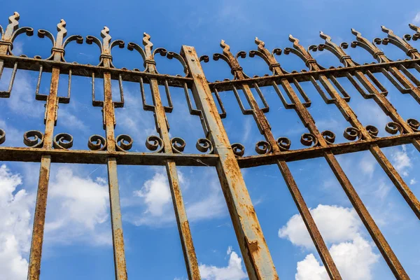 Puerta Vieja Oxidada Primer Plano Sobre Fondo Azul Del Cielo — Foto de Stock