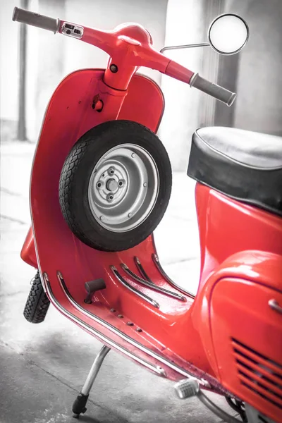 Scooter Vintage Parcheggiato Garage — Foto Stock