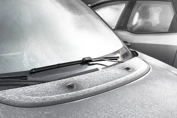 Γκρο Πλαν Ενός Αυτοκινήτου Παγωμένα Στο Φόντο Ένα Άλλο Αυτοκίνητο — Φωτογραφία Αρχείου