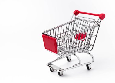 Boş market alışveriş arabası. Beyaz arkaplan üzerinde izole edilmiş.