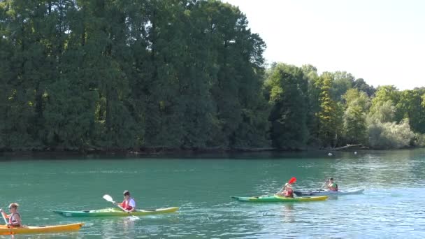 Jóvenes Navegando Kayak Por Río Deportes Acuáticos Clip Sarnico Italia Video de stock