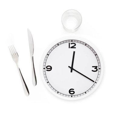 Çatal, bıçak, cam ve beyaz arka planda izole beyaz yuvarlak saat. Kavram yemek zamanı.