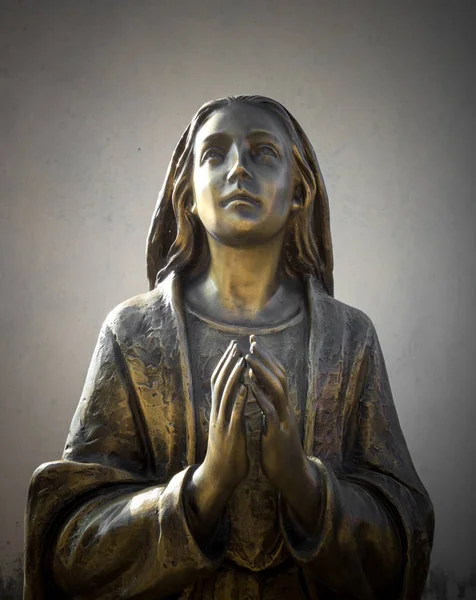 Marienstatue Aus Bronze Die Mit Gefalteten Händen Betet Hintergrund Eine — Stockfoto