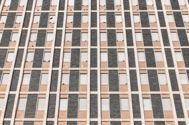 Eski otel ile lots-in beyaz panjurlar, pencere kenarında oturan güvercinler tarafından kapalı pencere eşiği. Vintage ve grunge arka plan olarak kullanılabilir.