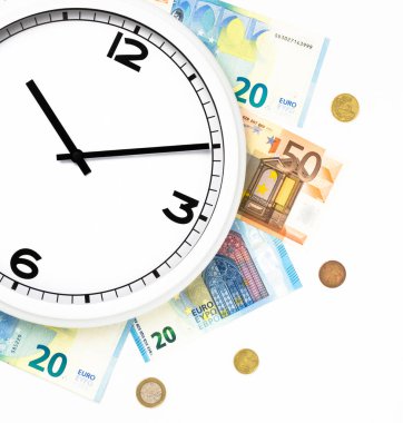 Saat faturaları ve euro coins çevrili. Zaman, para, iş ve hayat kavramı. Zaman para demektir.
