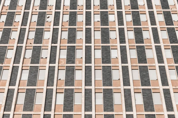 Antiguo Hotel Con Muchas Ventanas Cerradas Por Persianas Blancas Palomas — Foto de Stock