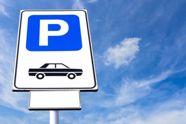 İşareti mavi gökyüzü arka plan ile güneşli günde otopark