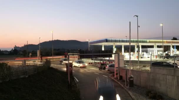 时间流逝 加油站在长时间曝光灯与许多汽车在服务 意大利贝加莫 2018年11月17日 — 图库视频影像