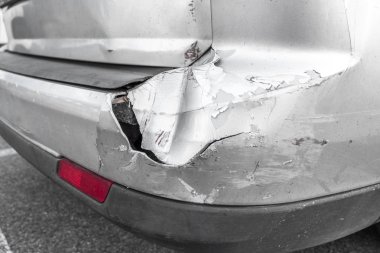 Gri arabanın arkası yoldaki kazadan zarar gördü. Trafik kazasında tampon göçüğü. Trafik kazaları..