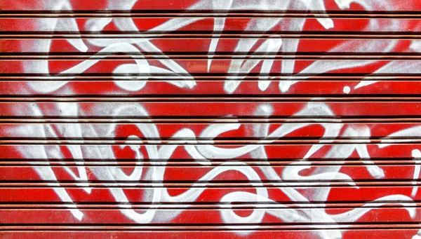 Puerta Roja Del Garaje Con Signo Vandalismo Pintura Aerosol Blanco — Foto de Stock