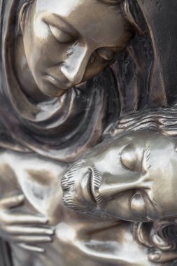 Meryem İsa'nın vücut tutarak bronz heykeli. Dönem 