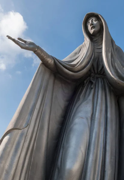 Statua Della Vergine Maria Bronzo Sfondo Azzurro Cielo Con Nuvole — Foto Stock