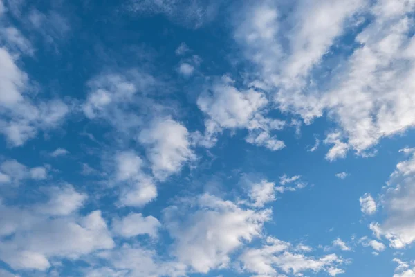 Голубой Фон Неба Белыми Облаками Идеально Подходит Текстур Концепций — стоковое фото