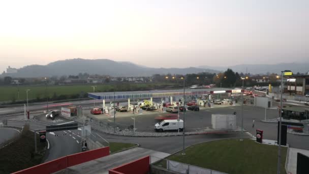 Time Lapse Avond Uur Verkeer Snelheden Een Benzinestation Bergamo Italië — Stockvideo