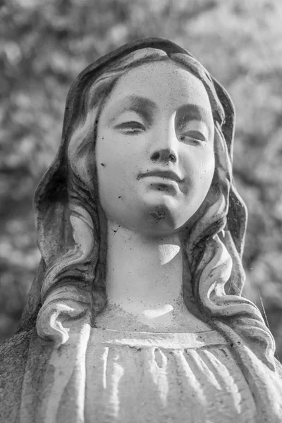圣母玛利亚雕像在去重点模糊的背景 概念和节日的理想之选 — 图库照片